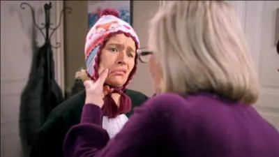 Quelle est la personne qui essuie la joue d'Isabelle ?