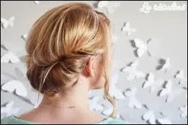 J'ai encore sport ! Mais je ne vais pas me faire la même coiffure que la dernière fois. 
Peux-tu me dire comment j'ai fait pour faire celle-ci, s'il te plaît ?