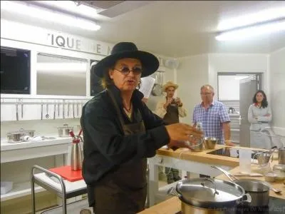 Quel grand chef cuisinier français porte ce grand chapeau noir ?