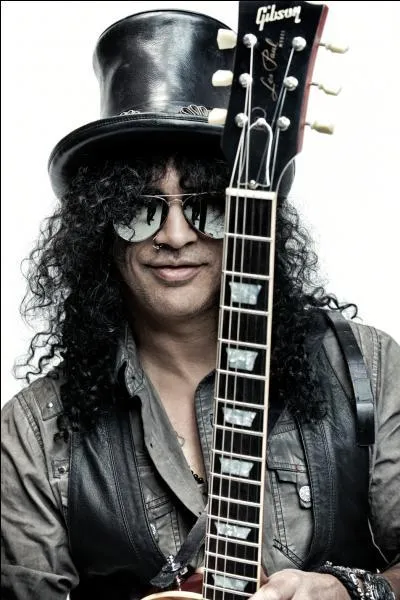 Quel look d'enfer pour Slash, guitariste hard rock anglo-américain : cheveux longs, lunettes de soleil et... !