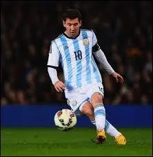 Il occupe le poste d'attaquant.