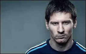 Il détient les records mondiaux du nombre de buts inscrits sur une saison.