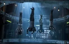 Qui est le premier à s'enlever des cordes lorsque Jorge les attache par les pieds ?