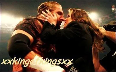 Qui s'embrasse sur la photo?