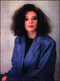 En quelle année Mylène Farmer a-t-elle sorti son premier single "Maman a tort" ?