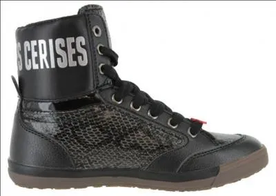 Neutres et sobres avec un léger imprimé python, je les aime bien (ce ne sont pas mes préférées). Mais j'ai juste enlevé un petit fruit rouge qui me dérangeait. Vous aurez compris, la marque et :