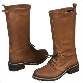 Passons aux bottes. Bon, celles-là, je les ai piquées à ma mère. Elles ont un style brut, je les trouve vraiment stylées.
Petit indice, c'est une marque assez chère, italienne et spécialisée dans le cuir et la fourrure.