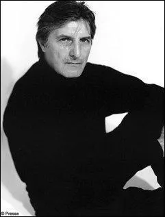 C'est un couturier franco-italien qui a appris le métier de tailleur auprès de son père. Il a quitté le monde de la mode en 2004 après 35 ans de collection. C'est :