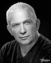 Ce couturier est très célèbre pour son bustier à bonnets coniques porté par Madonna et sa marinière.Sûrement le plus médiatique, c'est :