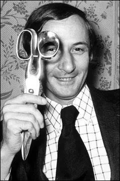 Couturier de renommé internationale, il est décédé en 2008. Il a marqué la deuxième moitié du 20e siècle par son audace et son travail avec les stars. Saurez-vous me donner son nom ?