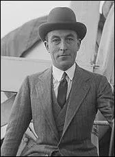 Couturier mort à 39 ans, il est connu pour ses tenues de Sportwear. Même si sa maison de couture a fermé ses portes en 1987, sa maison de parfums est quant à elle toujours active. C'est :