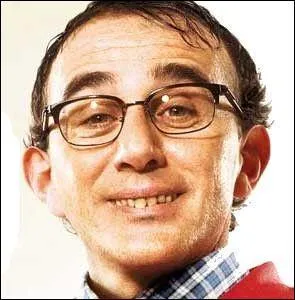 Geek puceau et à la recherche du grand amour, créé par Eli Semoun.