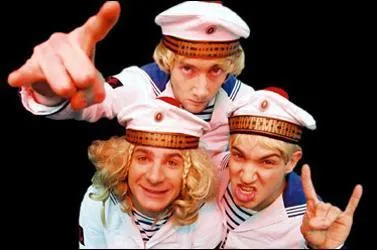 Quel est le nom de ce groupe créé par Michaël Youn et ses amis. Ils ont interprété " Stach Stach" ?