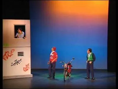 Comment se nomme le jeune homme qui se trouve dans son immeuble et que ses copains appellent d'en bas pour qu'il descende ? ( sketch des inconnus).