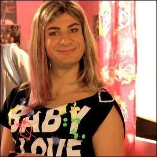 Prénom de la soeur du rappeur de la question N°6 ?