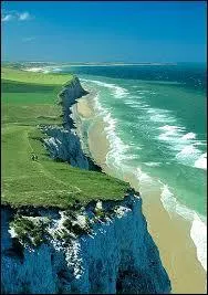 Dans quel département se trouvent les caps Blanc-Nez et Gris-Nez ?