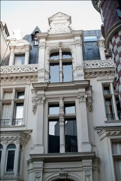 4 ans, c'est l'âge auquel le petit Michel commence le piano ; à 12 ans, il finit par obtenir quelque chose... Mais quoi donc ?