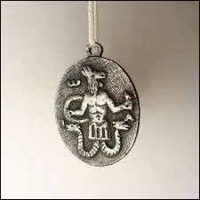 Talisman en pierre taillée, souvent gravée de 365 caractères magiques, le nombre le plus agréable à la Divinité :