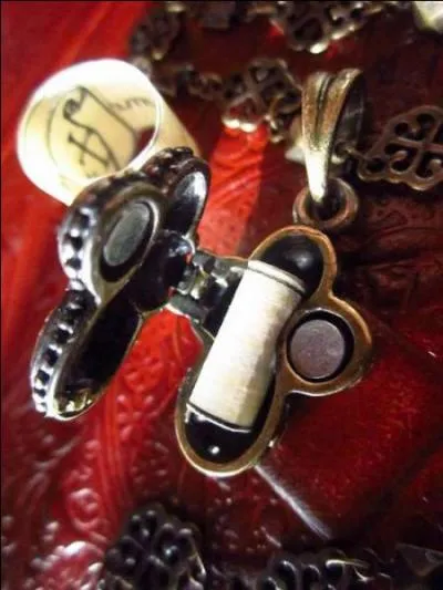 Court texte magique inscrit sur un support (papier, tissu, parchemin) permettant de le porter sur soi, et qui a une valeur protectrice :