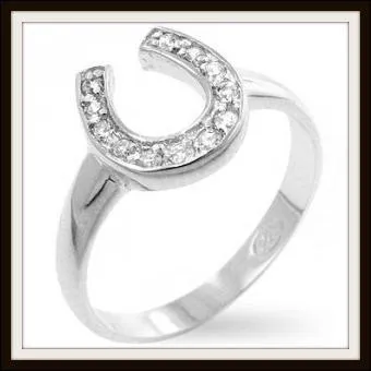 Le fer à cheval est considéré comme un objet ayant des vertus porte-bonheur, quand il est placé :