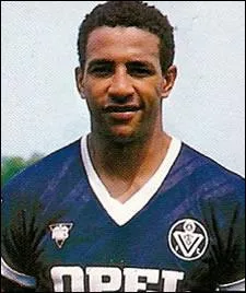 Quel joueur de l'équipe de France a été surnommé "le brésilien du football français" dans les années 80 ?