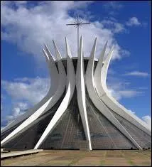 À quel architecte doit-on les bâtiments officiels de la ville de Brasilia ?