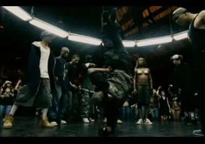 Dans 'Steppin (Stomp the yard)', au d&eacute;but du film lors du premier battle alors que Duron est encore en vie, sur quelle chanson les comp&eacute;titeurs dansent-ils la finale ?