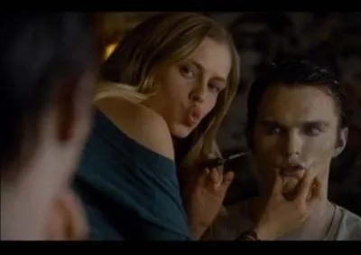 Dans 'Warm bodies', quand les filles vont maquiller R, Laura met de la musique, elle choisit d'abord Pretty Woman de Roy Orbison mais Julie lui dit de changer de chanson, quelle chanson choisit-elle alors ?