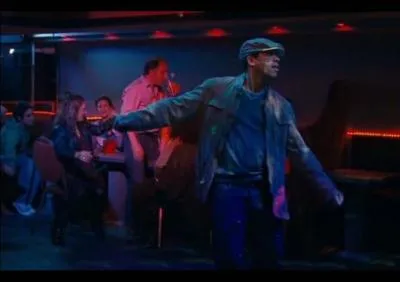 Dans 'Polisse', l'ambiance est lourde car un b&eacute;b&eacute; qui avait &eacute;t&eacute; enlev&eacute; par sa m&egrave;re toxicomane est dans le coma, lorsque les membres de la brigade apprennent qu'il est sorti d'affaire, ils d&eacute;cident d'aller dans un bar pour f&ecirc;ter &ccedil;a. Sur quelle chanson Fred les engage-t-il &agrave; danser ?