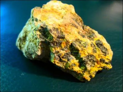 Quel élément radioactif est indispensable à la production d'énergie nucléaire ?