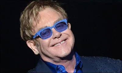 Que fait Elton John à l'âge de 12 ans ?