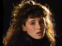Quelle chanteuse devient la plus jeune artiste à se classer numéro 1 au top 50 en 1986 avec la chanson "T'en va pas" ?