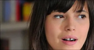 Qui est la jeune fille qui joue dans "Mère et Fille" ?