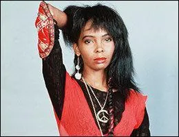 Joëlle Ursull. Grace à quelle chanson, a-t-elle terminée deuxième au concours Eurovision de la chanson en 1990 ? ( chanson composée par Serge Gainsbourg).