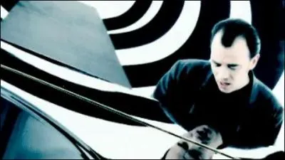 Lequel de ces célèbres chanteurs français chante "Lucie" ?