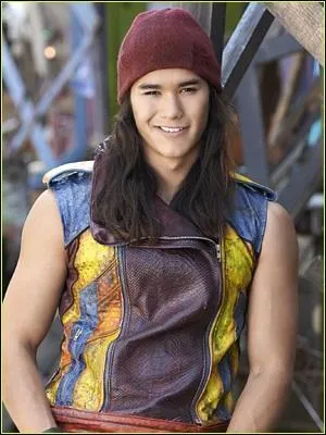 Comment s'appelle-t-il (il porte le même nom qu'un personnage dans la série télévisée "Ninjago") ?