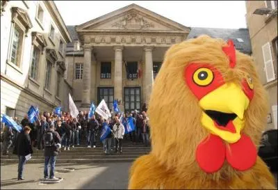 Qu'ont réquisitionné les policiers qui manifestaient devant le palais de justice de Poitiers, mercredi ?