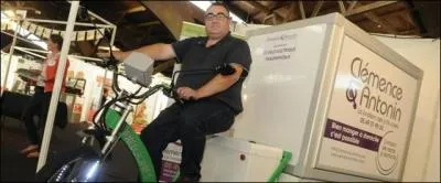 À quelle vitesse moyenne peut rouler le triporteur frigorifique électrique que va tester une entreprise de livraison de repas à domicile ?