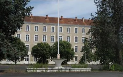 Les internautes ont voté pour la réhabilitation de l'ancienne école de gendarmerie de Châtellerault. Ils ont choisi à 16, 5 % un nouveau commissariat. Quelle proposition arrive en deuxième position ?