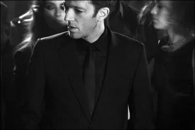 Vincent Cassel dans la publicité pour le parfum " La nuit de l'homme" de chez...