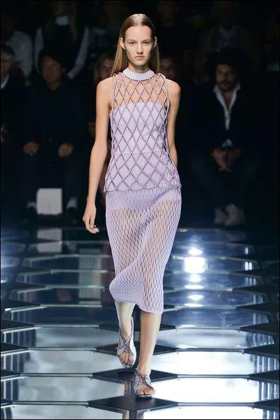 Balenciaga habille ce mannequin d'une robe...