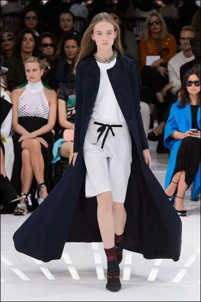 Ce long manteau de Dior ne nous donne pas envie de dormir bien qu'il soit de couleur...