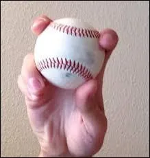 Dans quel sport peut-on faire un type de lancer appelé "balle papillon" ?