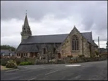Voici l'église Saint-Maudez, à Landebaëron. Commune de l'arrondissement de Guingamp, elle se situe en région ...