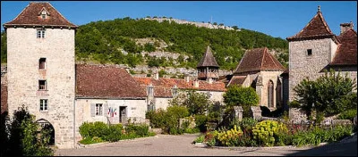 Au creux de l'une de ses boucles se blottit une commune offrant à la vue une splendide abbaye du XIIIe siècle. Quel est le nom de la commune ?