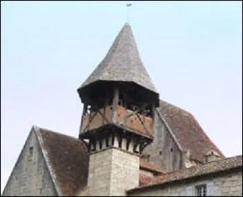 Quel est le type de construction de la chambre coiffant la tourelle ?