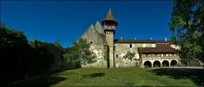 La chambre est surmontée d'une toiture octogonale. Quelle forme présente-t-elle ?