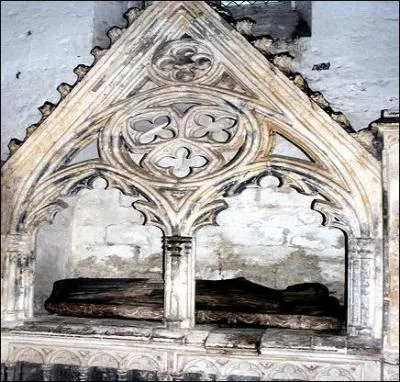 Où, les magnifiques gisants de style flamboyant se trouvent-ils intégrés ?