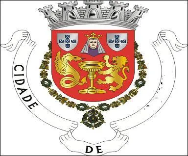 En face de l'entrée de l'église nous trouvons le gisant Aymeric d'Hébrard. Il fut évêque d'une ville portugaise. Laquelle ?