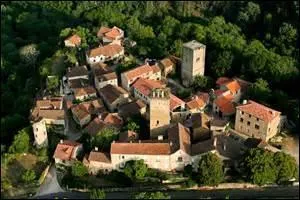 Le nom de famille Cardaillac dérive d'un toponyme lié à une commune du Lot.
Qu'est-ce qui fait sa célébrité entre passé et présent ?